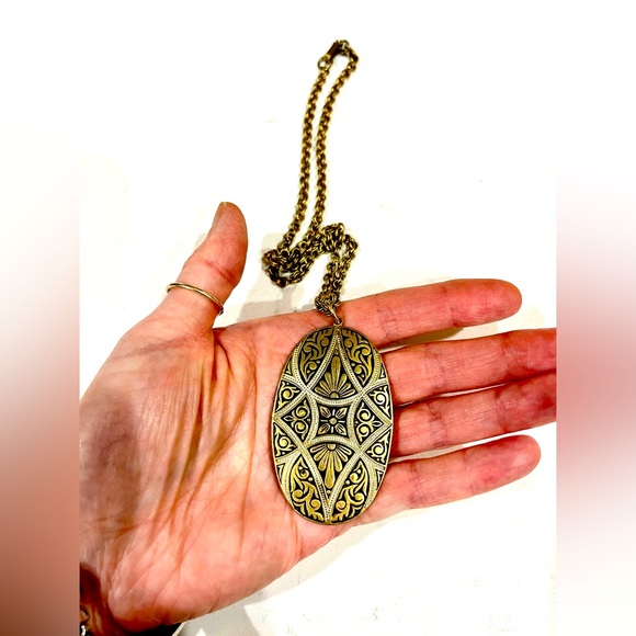Vintage KINGLY QUEENLY Historical Spanish DAMASCENE Large Metal Pendant Necklace - Picture 1 of 10